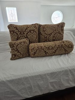 Set Of 4 Decorative Waterford Pillows And Table Cover