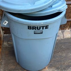 Trash Can and 3 Lids Used ! $15 Picks Up Slauson &  La Cieniga 