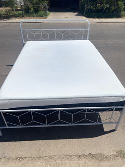 FREE DELIVERY : Queen Memory Foam Bed