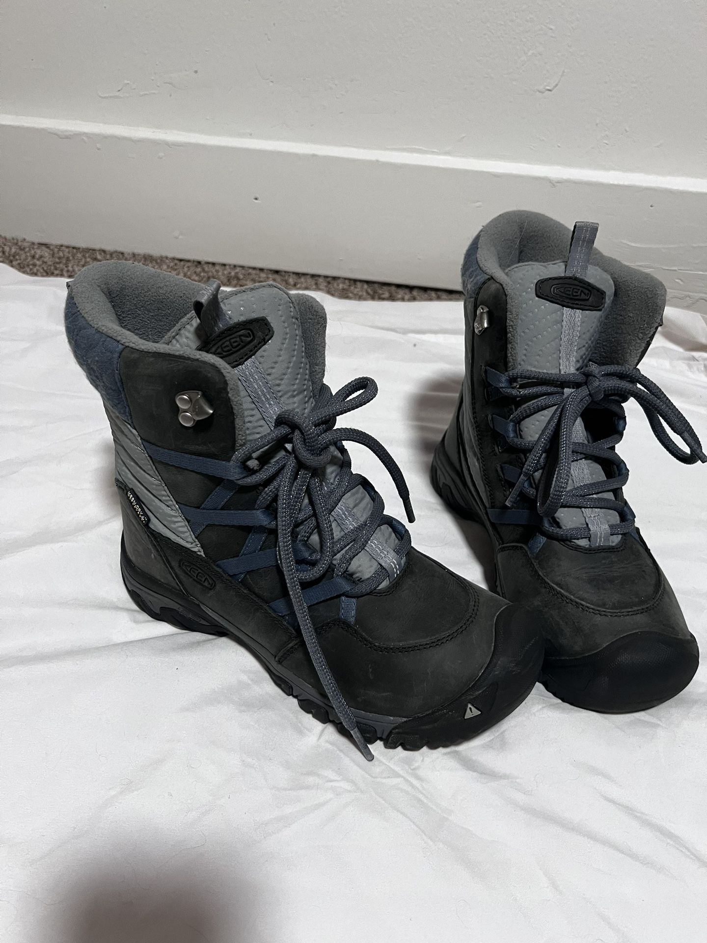 Keen Snow Boots Size 6-6.5