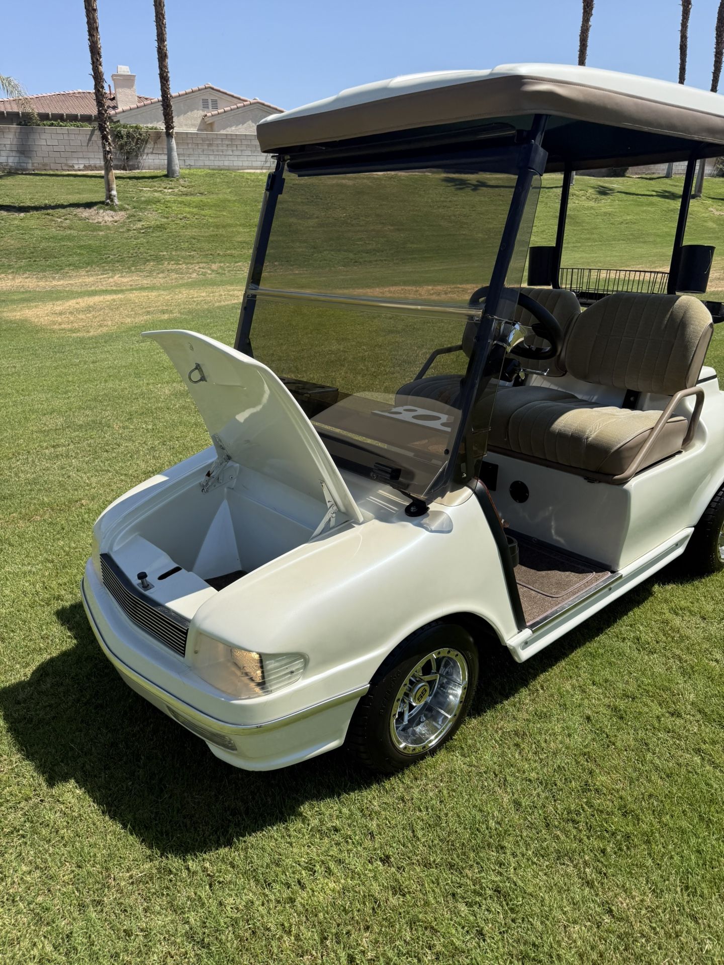 Club Car Golf Cart with Street Legal Components and High-speed Motor (25 mph)