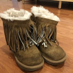 UGG Classic Short Fringe tan Boots Kids S/N 1016965K Size SZ 1. Condition is "Pre-owned". Shipped with USPS Priority Mail. Please see all photos. The