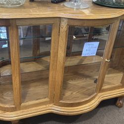 Display cabinet (plug in, lights turn on) 