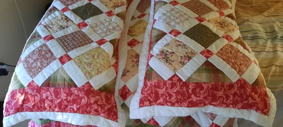 Queen size blanket and 2 pillow with matching pillowcases