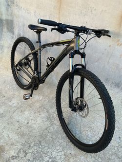 SPECIALIZED ROCKHOPPER MOUNTAIN BIKE W / HYDRAULIC  DISC BRAKES