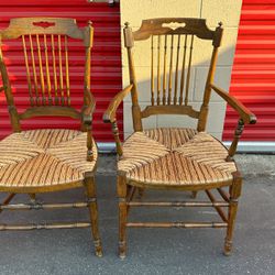 A Pair Of 2 Vintage Chairs In GRE Condition 