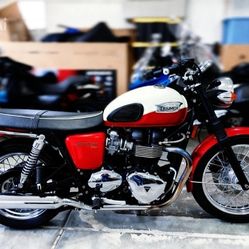 2012 Triumph Bonneville 2900 Miles