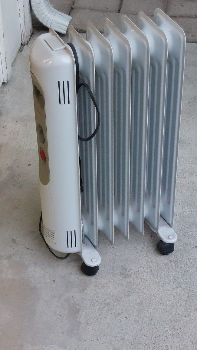 DURACRAFT Oil-Filled Radiant Electric Space Heater with Thermostat