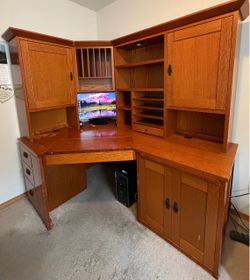 Computer Desk / Hutch