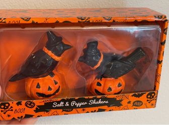 Halloween Black Raven Crows on Jack -o'-lantern Pumpkin Salt & Pepper Shakers
