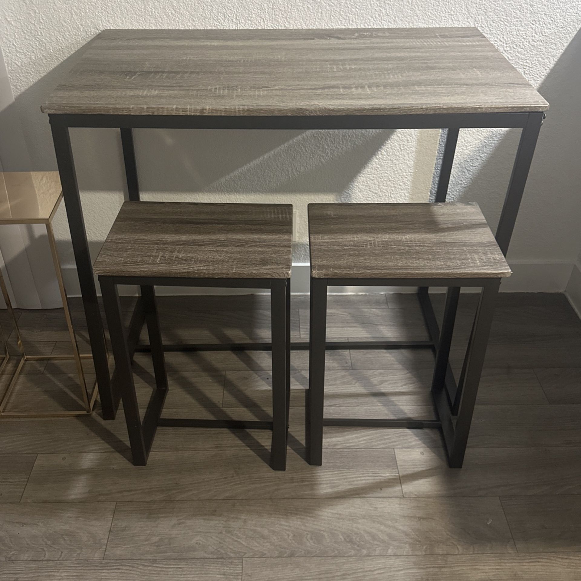 $50 Table 2 Chairs And Side Tables
