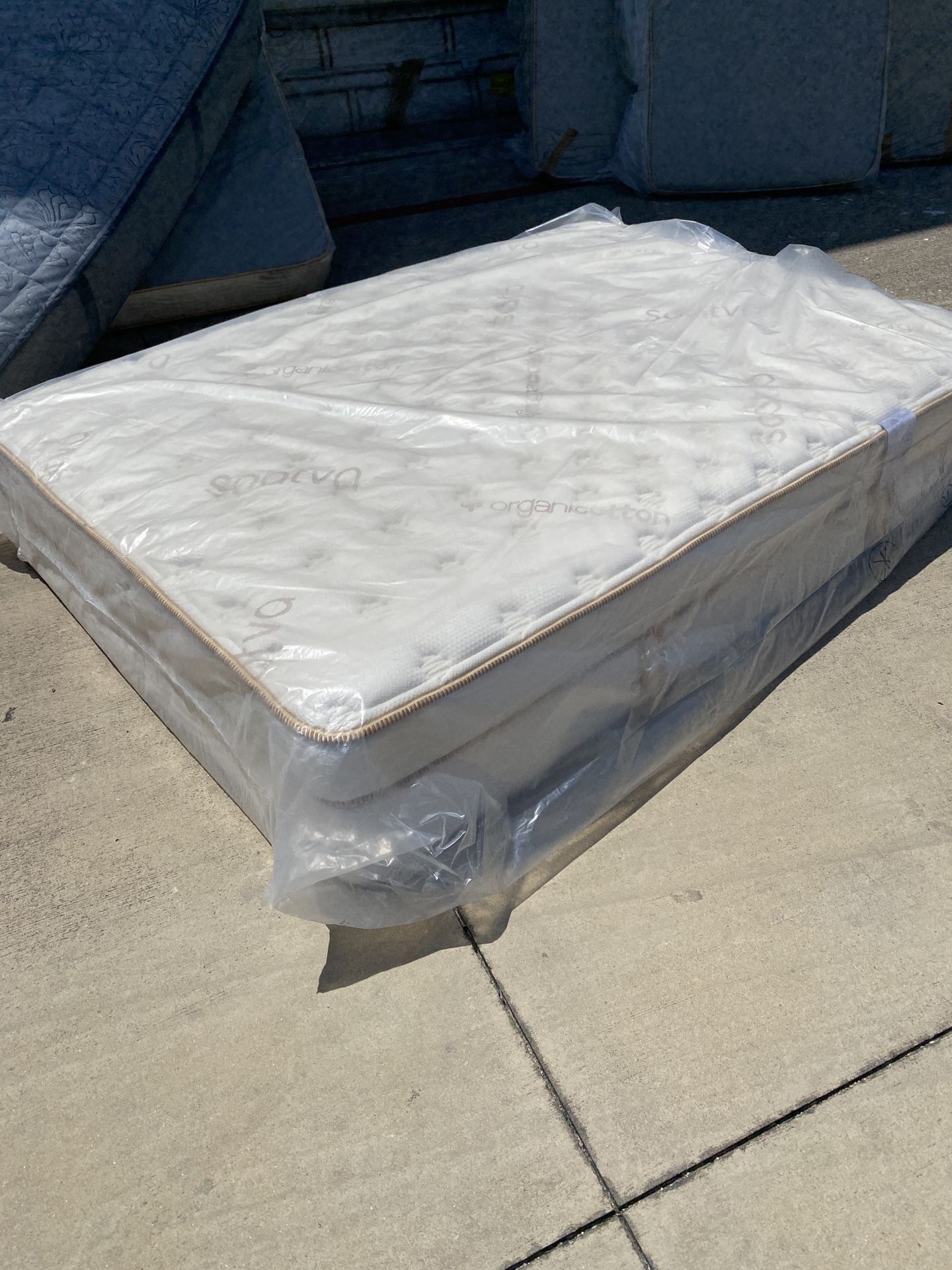 Overstock Display Full Deluxe Pillowtop Mattress for Sale in San
