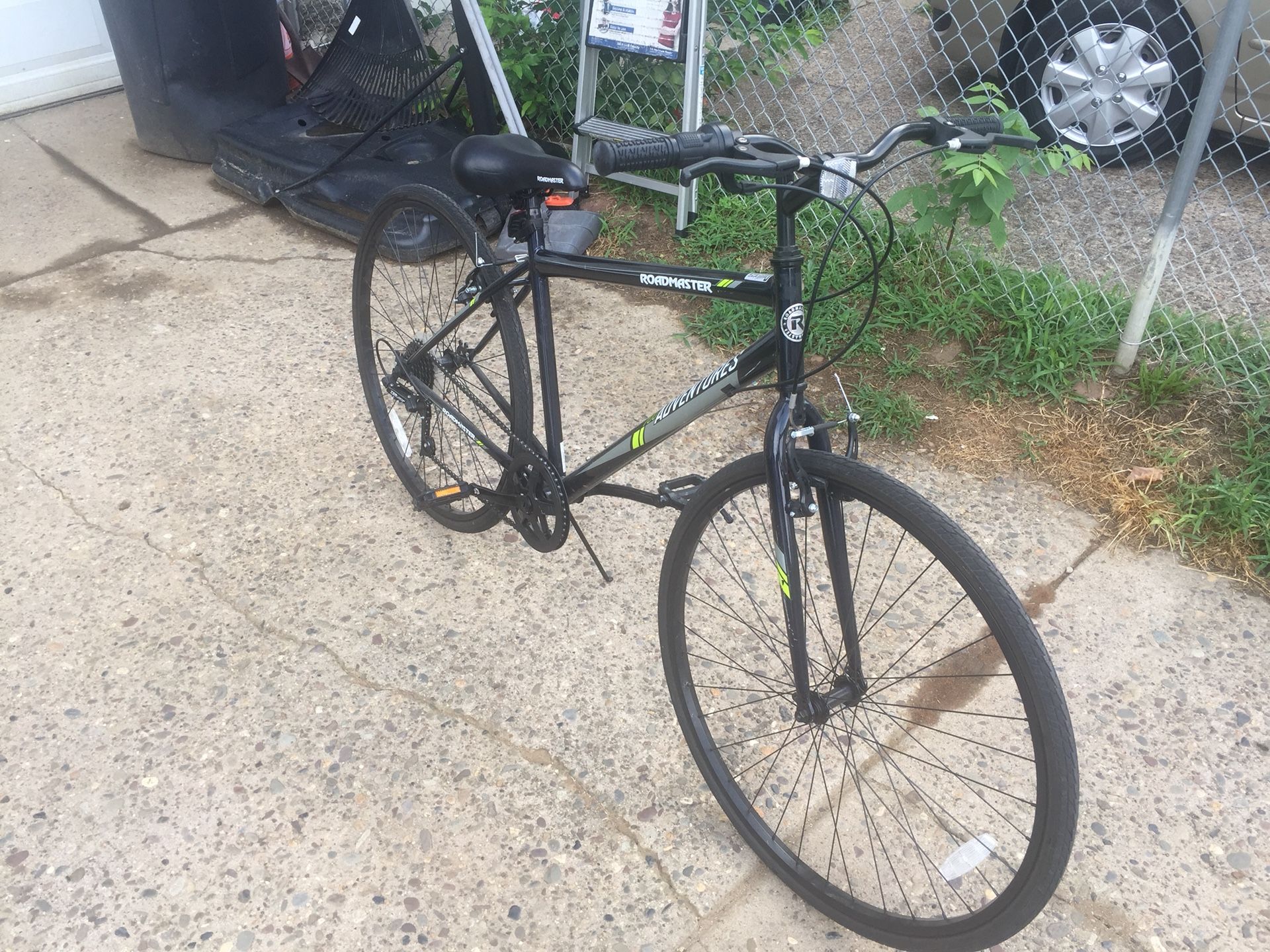 700c Roadmaster Adventures Mens Hybrid Bike Dark Blue for Sale in Philadelphia PA OfferUp
