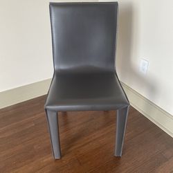 JUMPSUITE GRAY LEATHER CHAIR