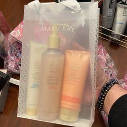 Mary Kay Satin Hands Pampering Set 