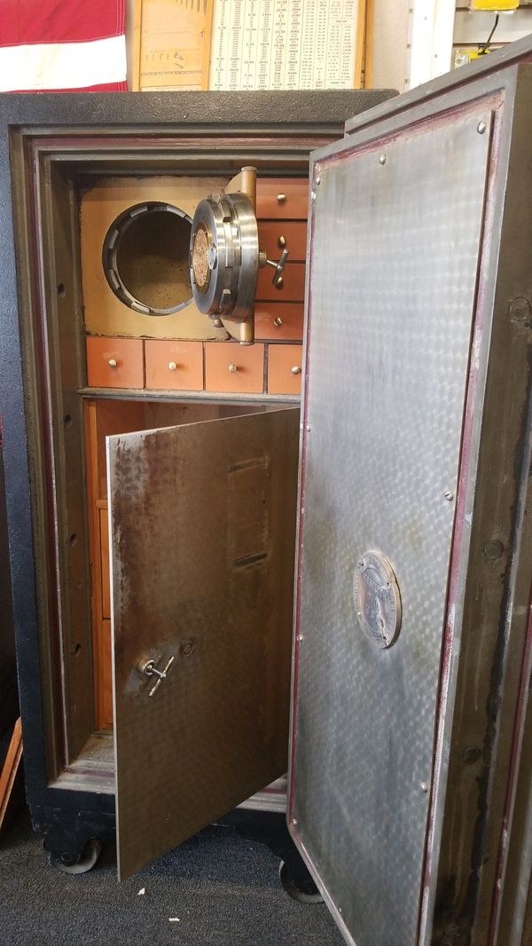 Im moving make offer...Herring hall marvin safe 1800lbs ...