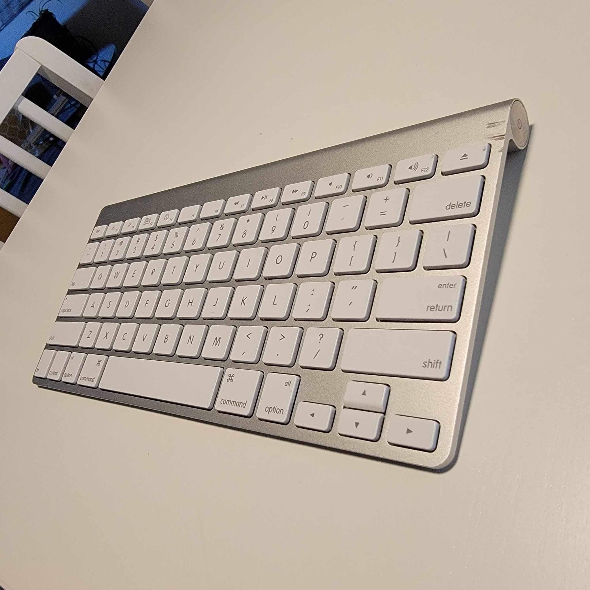 Apple Wireless Bluetooth Keyboard A1314 MC184LL/A White $25