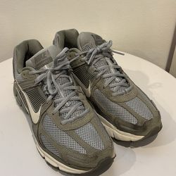 Nike Vomero 5 size 9