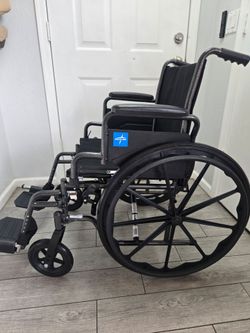 Medline Comfortable Folding Wheelchair with Swing-Back Desk-Length Arms and Swing-Away Footrests,  silla de ruedas