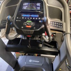 Like New Horizon 7.8 AT Treadmill