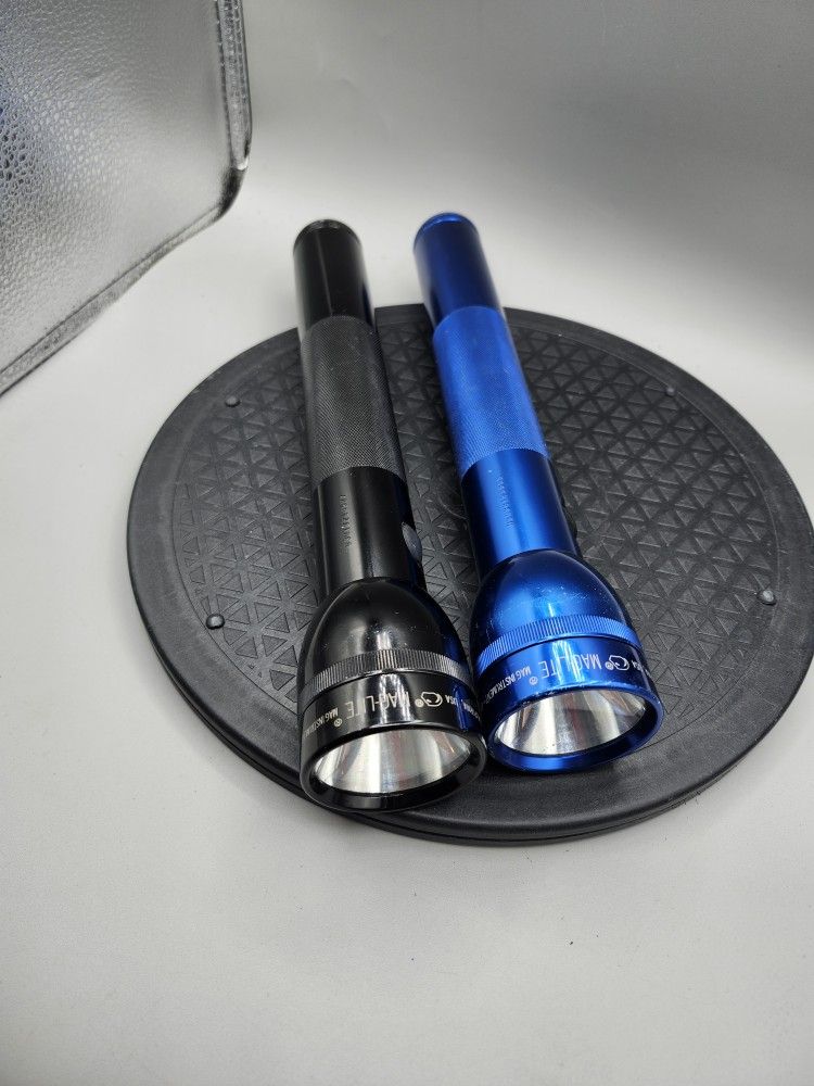 2 MAGLITE 3 CELL FLASHLIGHTS IN GREAT WORKING CONDITION BLUE AND BLACK