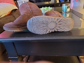 Size 7 Uggs