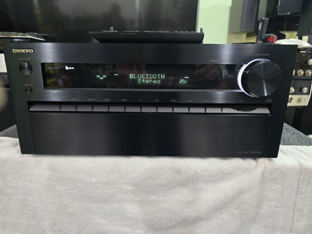 ONKYO TX-NR828 7.2 Chan. Receiver -130 Watt per channel 4K ,Wi-fi ,Bluetooth -Minty Cond.
Like new condition perfectl working. Come with remote