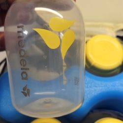 Medela Cooler Bag with 150 ml BPA-Free Bottles Set of4 - Storage Bottles for expressing, Freezing and Storing Breast Milk, with a Storage Bag