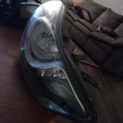 2011 Hyundai Elantra Passenger headlight 