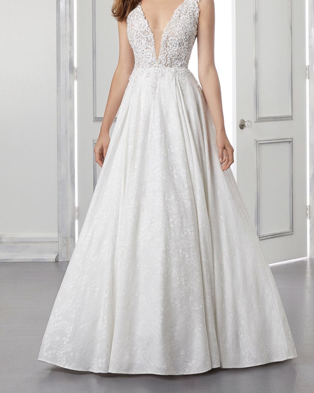Brand NEW Ivory Wedding Dress-Never worn