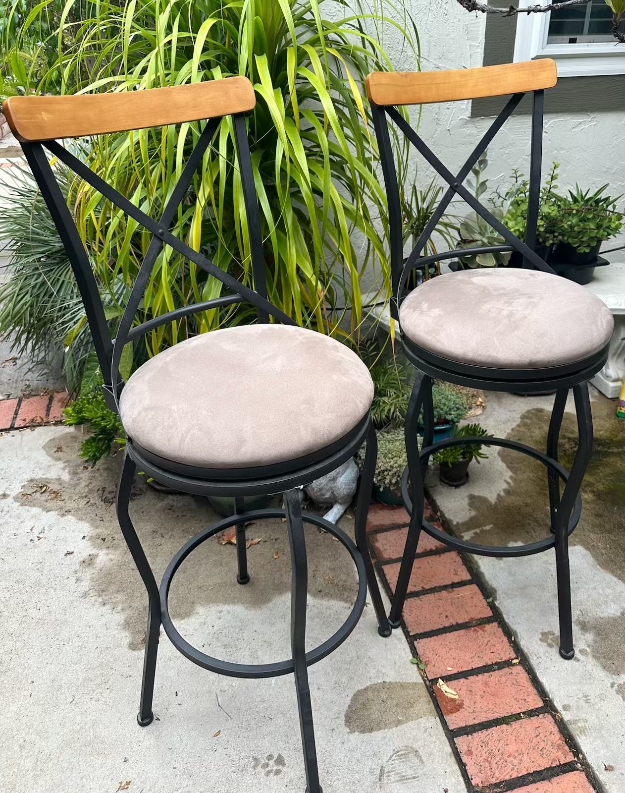 2 Swivel Bar Stools