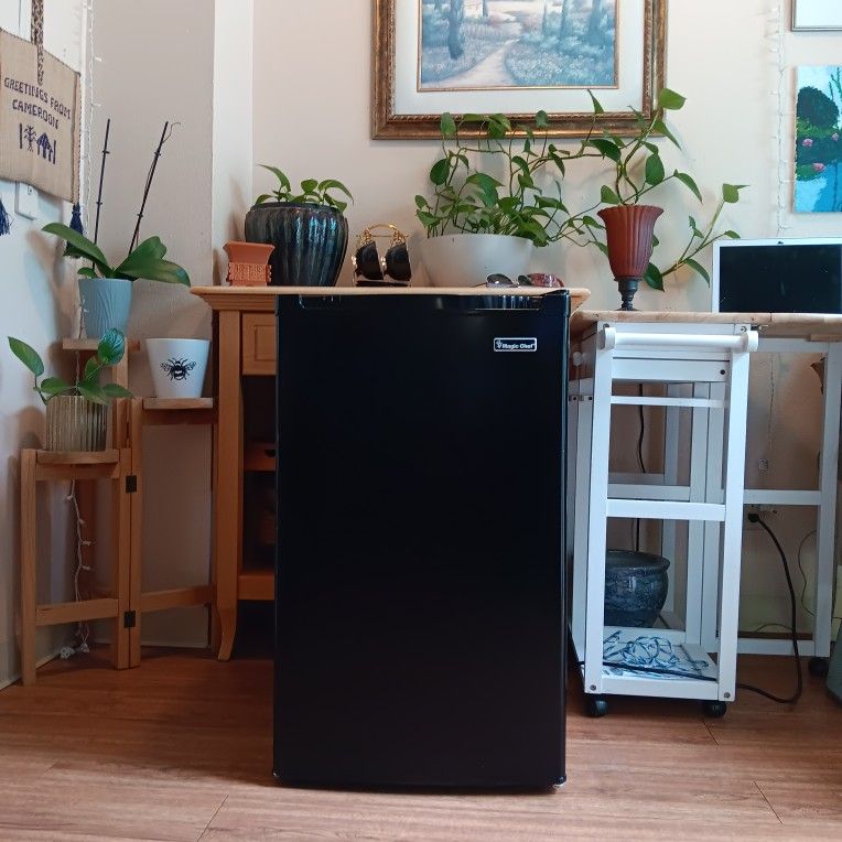 Magic Chef ALL Sleek Black Mini Fridge w Freezer & Light 33" H x 19"W x 22"D
