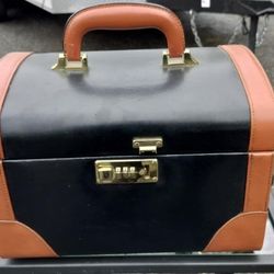Leather plush open case with mirror and small compartments