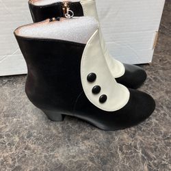 New Black And White Boots 8 1/2 Or Could Be A 9