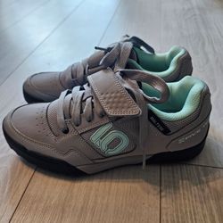 Womens mountain bike shoes size 7.5 womens Five Ten Maltese