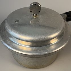 Vintage MIRRO-MATIC Pressure Cooker 4 Quart Pan Model 394M.