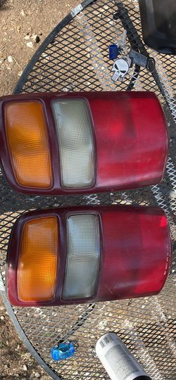 2002 yukon/tahoe tail light