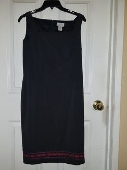 Vestido negro com un diseno en la parte fe abajo bonito nuevo size 6... $20. compradores serios xfavor