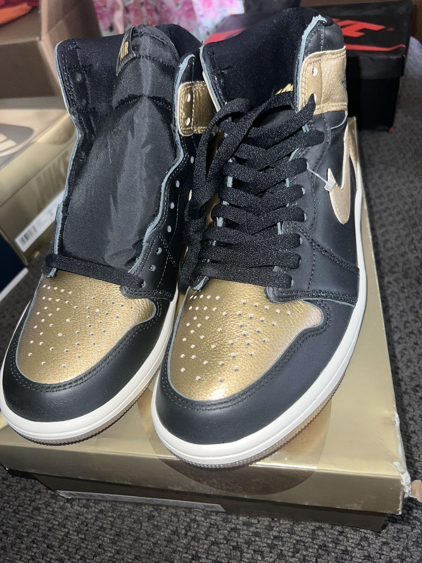 Air Jordan 1 Retro High OG Black Metallic Gold Size 8.5mens