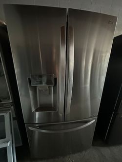 LG STAINLESS STEEL SMART FRENCH DOOR REFRIGERATOR WITH ICE AND WATER DISPENSER