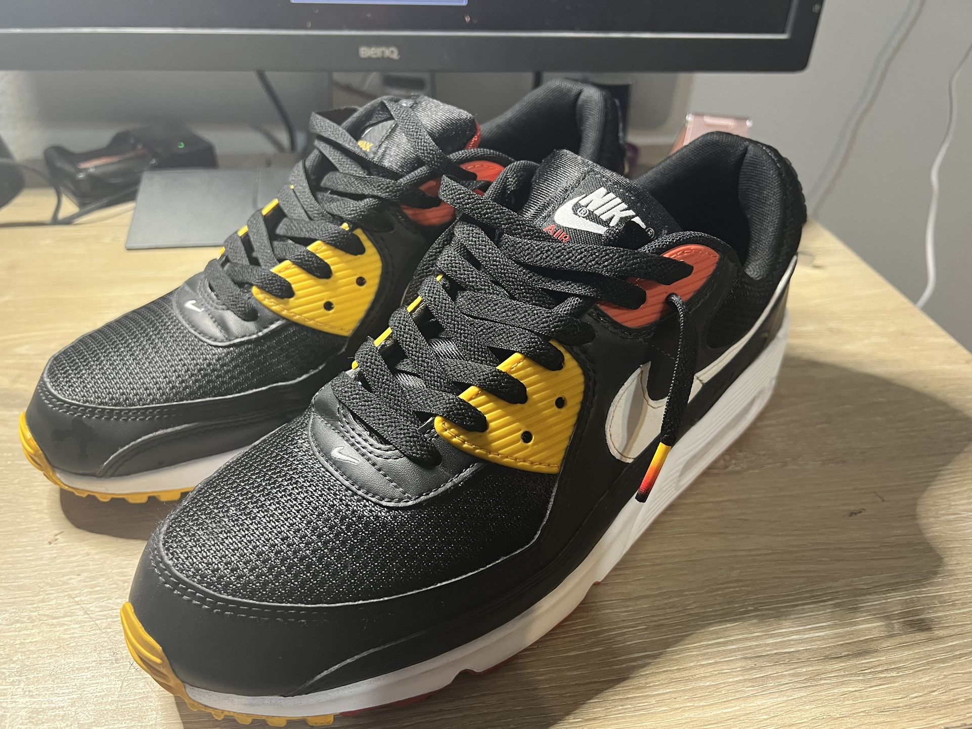 Air Max 90 Roswell Rayguns Available Now // Air Max 90 Receives a Roswell Rayguns  main image 3