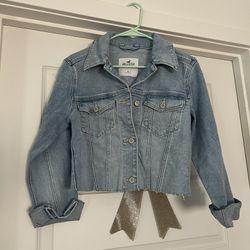 BRAND NEW WITH TAGS! HOLLISTER medium Wash Crop Denim Jacket - Size Small 