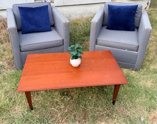 Se vende juego de 2 sillones y mesa de madera incluida en buenas condiciones por $60