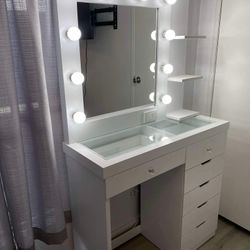 Makeup Vanity 40” 💡