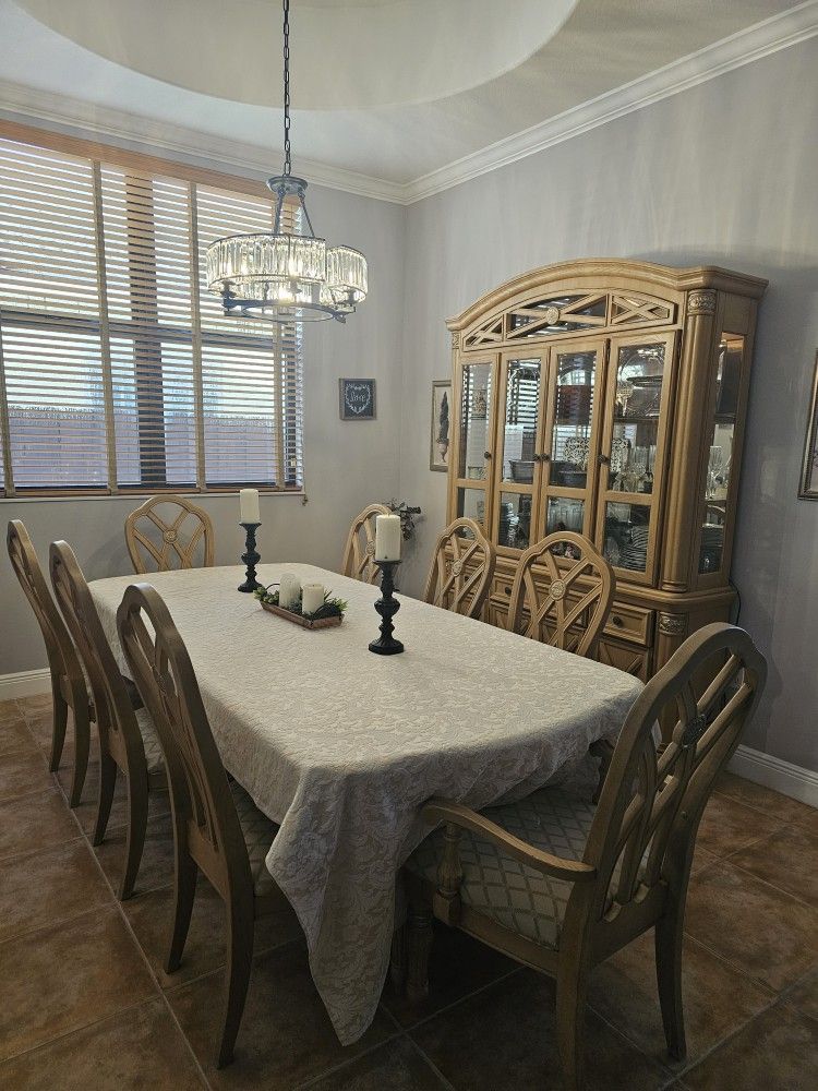 Traditional Dining Room Set With China Cabinet
