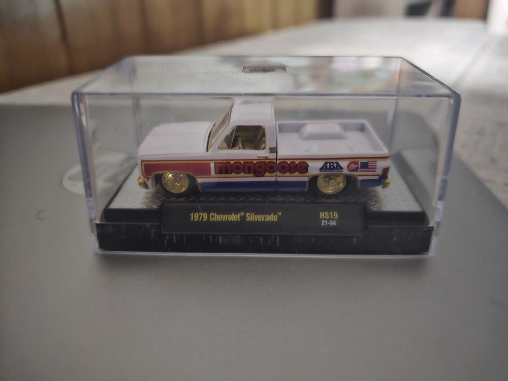 M2 CHASE 1979 Chevrolet Silverado (Gold Wheels!)