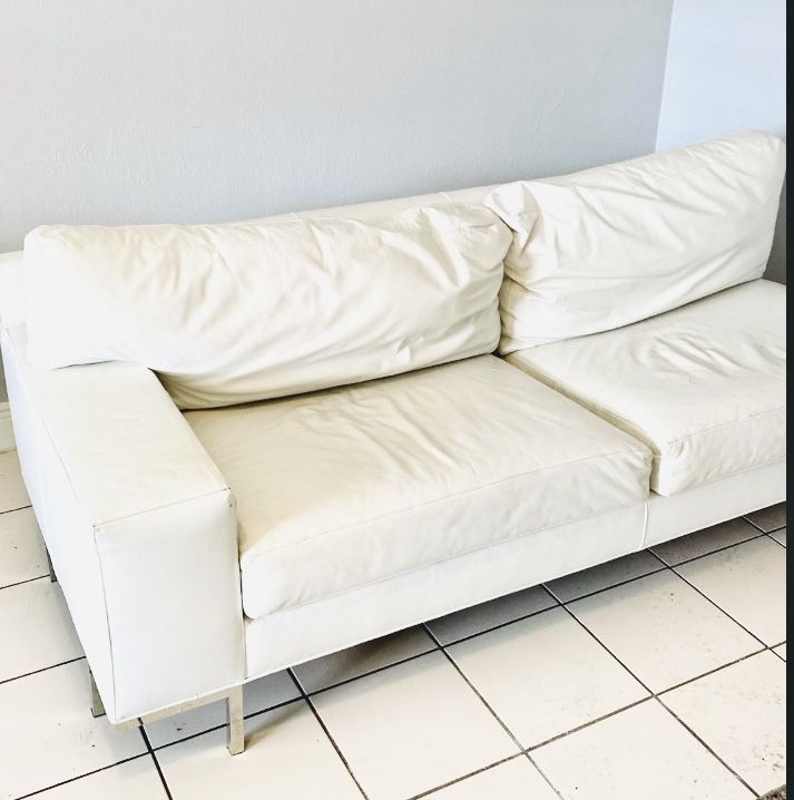 Leather Couch – Modern Design