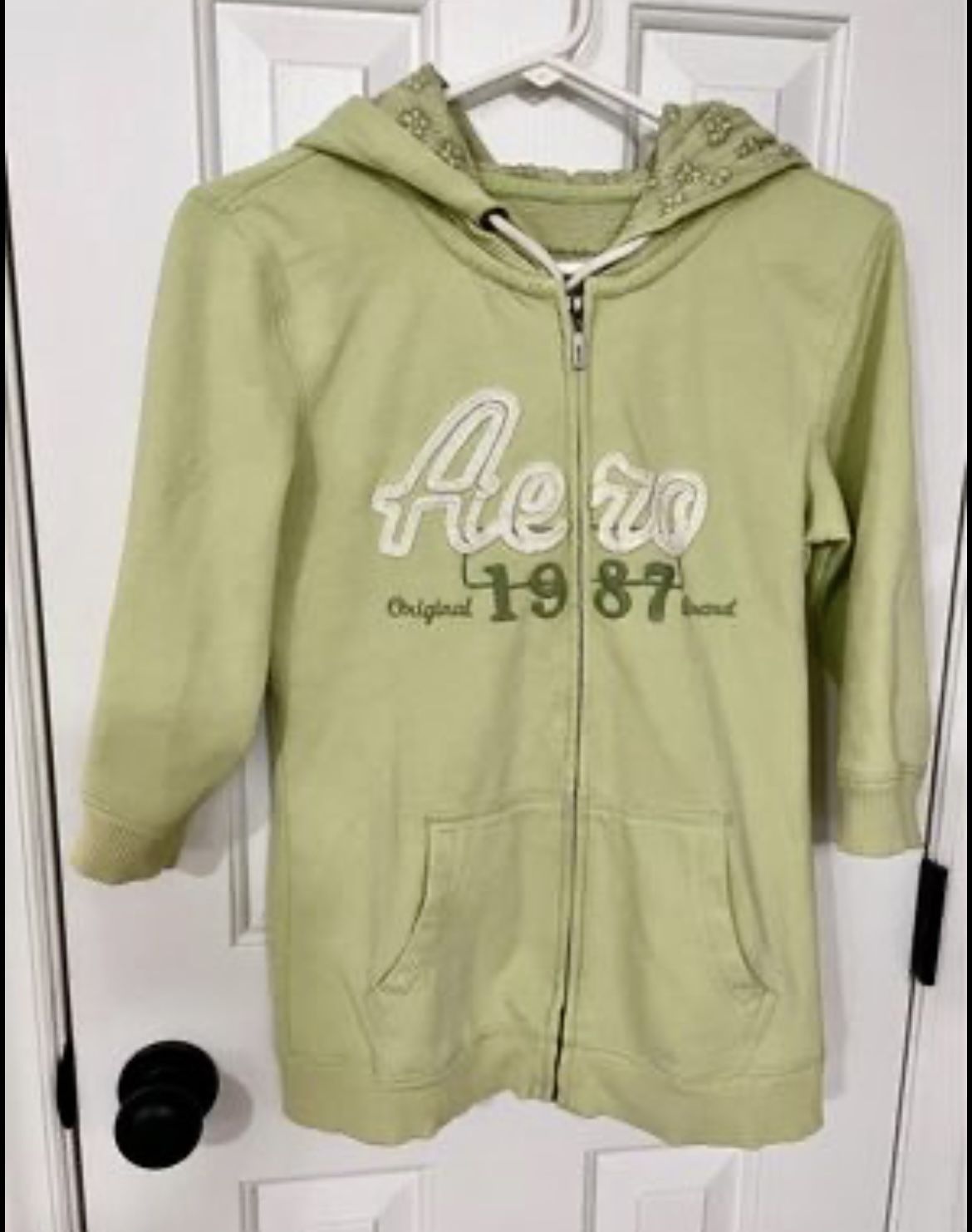 Aero Youth girls Med hooded sweatshirt with ribbed 3/4 sleeves, full zipper&pockets. Good condition.