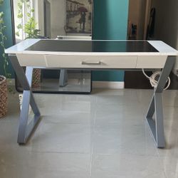 Work desk with USB/power Outlets