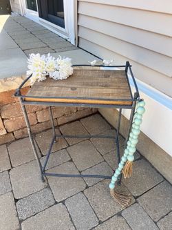 SUPER CUTE SIDE TABLE WITH PAIR OF BIRDS